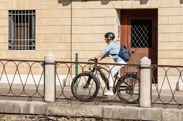 Velo electrique femme promotion Seven days Living Fantic 23